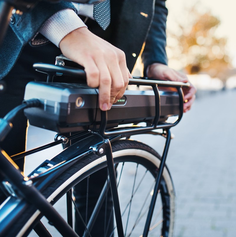 Een fabrikant van e-bikes biedt bij de verkoop van een fiets de eerste servicebeurt gratis aan. De